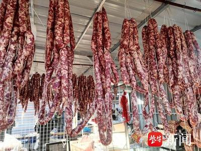 日灌香腸千余斤 鎮(zhèn)江寶堰夫妻的肉制品銷售傳奇